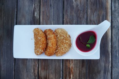 kırıntıları kızılcık soslu kızarmış peynir