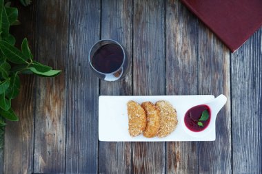 kırıntıları kızılcık soslu kızarmış peynir