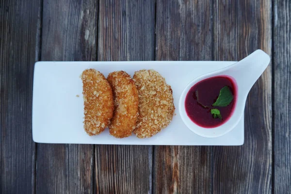 kırıntıları kızılcık soslu kızarmış peynir