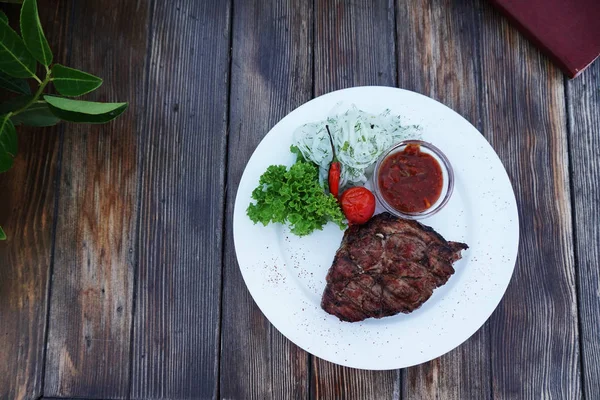 Teller mit gebratenem Fleisch Steak mit Sauce und Gewürzen — Stockfoto