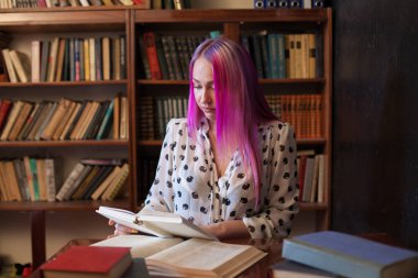 gönüllülük a kitap kütüphanede kız sınavlarına hazırlanıyor