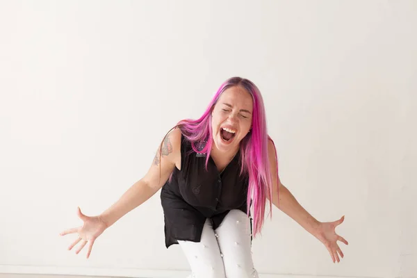 La ragazza con i capelli rosa sta urlando isterica — Foto Stock