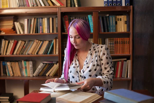 gönüllülük a kitap kütüphanede kız sınavlarına hazırlanıyor