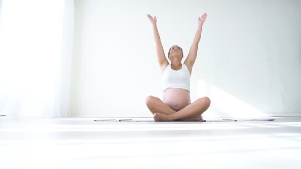 Беременная женщина занимается спортом йогой — стоковое видео