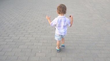 küçük çocuk yolda çalışır