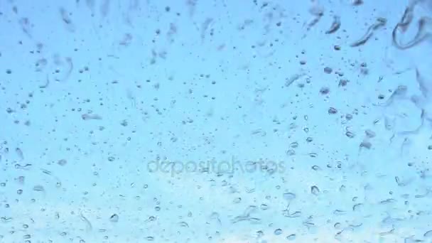 Wassertropfen auf den Glasfluss — Stockvideo