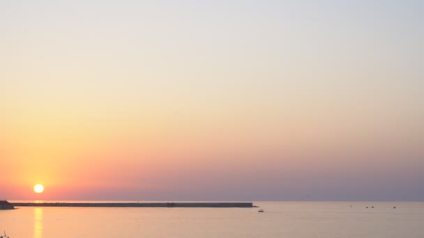 Захід сонця у морі на пляжі біля океану — стокове відео