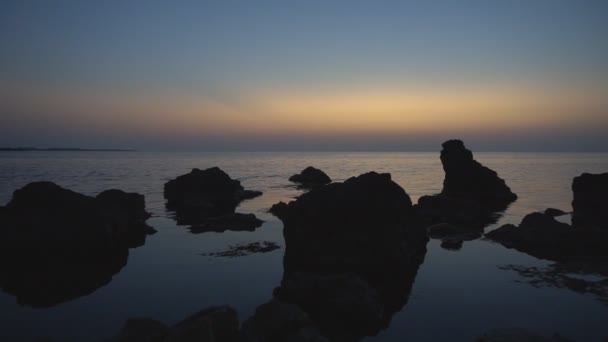 Ηλιοβασίλεμα στη θάλασσα στην παραλία του ωκεανού — Αρχείο Βίντεο