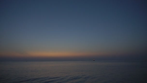 Sonnenuntergang im Meer am Strand am Meer — Stockvideo