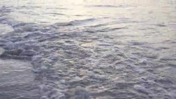 바다 파도 모래 해변에서 일몰 — 비디오