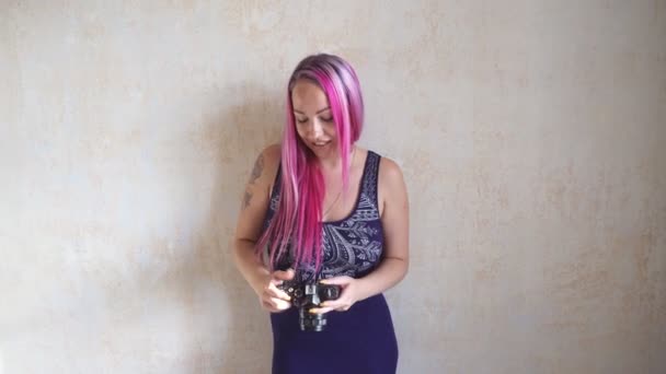 Фотограф девушка с розовыми волосами для фотосессий — стоковое видео