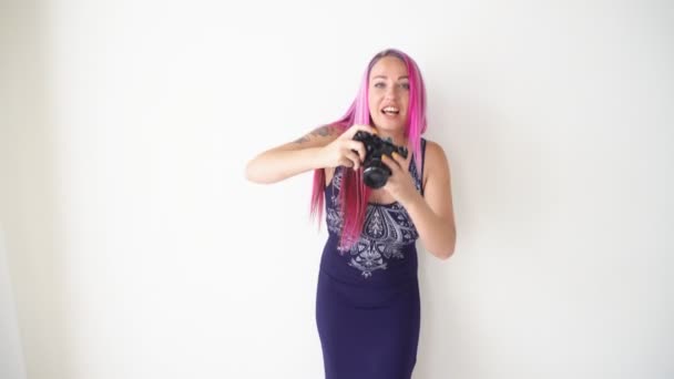 Menina com cabelo rosa faz fotos na câmera vintage — Vídeo de Stock