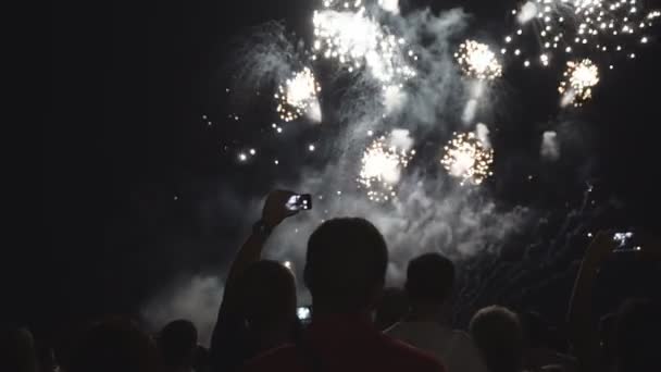 Gente hermosa del festival de fuegos artificiales viendo fuegos artificiales — Vídeo de stock