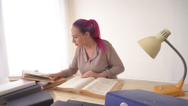 Kitaplar klasörleri kağıt Sekreter ofiste iş kız oturuyor — Stok video