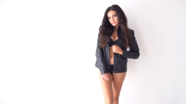 Esmer kız deri ceket ve siyah iç çamaşırı — Stok video