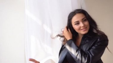 güzel esmer kız iç çamaşırı pencerenin yanında poz