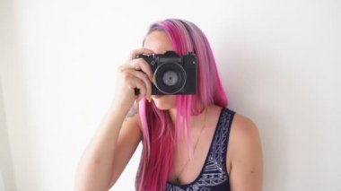 pembe saçlı kız fotoğrafları vintage fotoğraf makinesini yapar.