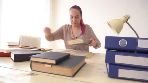 Üzleti lány ül az irodában, könyvek mappák papír titkár — Stock videók