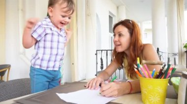 Anne ile oğlu bebek renkli kalemler ile boyalı