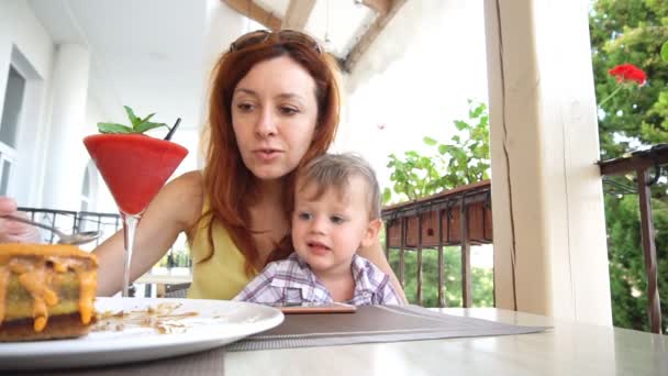 Anne ve genç oğlu restoranda yemek — Stok video