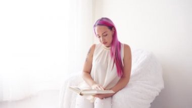 bir kitap duygular duygular okuma pembe saçlı kız