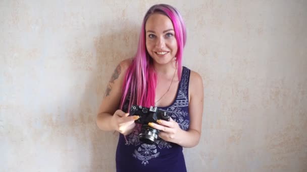 Meisje met roze haar foto's camera — Stockvideo
