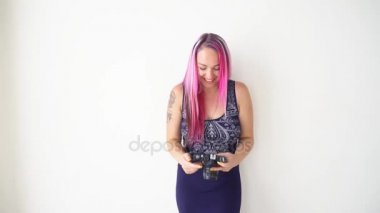 pembe saçlı kız fotoğrafları vintage fotoğraf makinesini yapar.