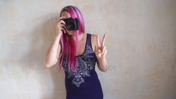 Chica con el pelo rosa fotos cámara — Vídeo de stock