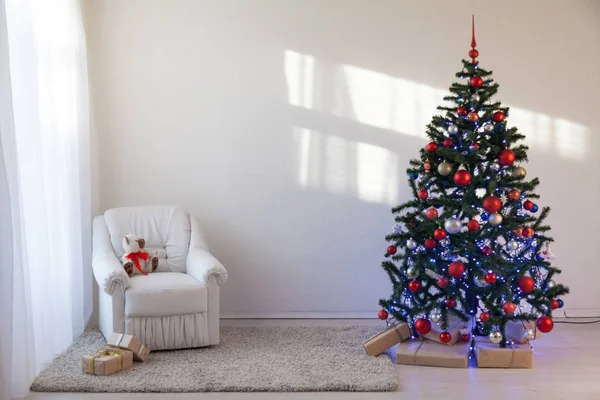 Christmas tree in a white room for Christmas with gifts — Stock Photo, Image