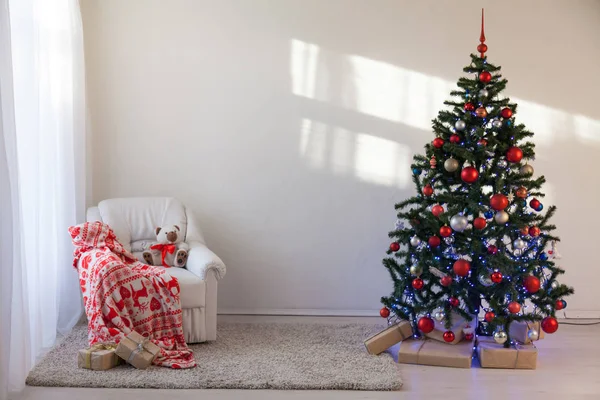 Árbol de Navidad en una habitación blanca para Navidad con regalos —  Fotos de Stock