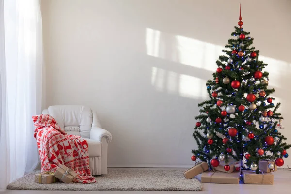 Árvore de Natal com presentes de Natal no White Hall no Natal — Fotografia de Stock