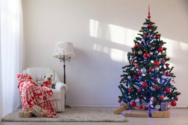 Kerstboom met giften van Kerstmis in White Hall op Kerstmis — Stockfoto