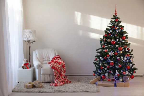 Árbol de Navidad con regalos de Navidad en White Hall en Navidad —  Fotos de Stock