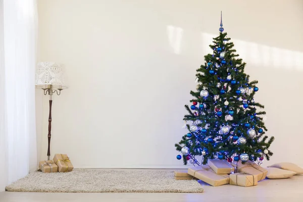 Kerstboom in een lichte kamer Nieuwjaars geschenken — Stockfoto