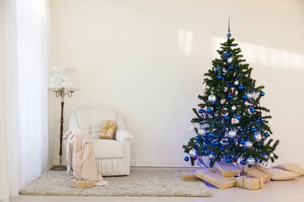 Árvore de Natal em um quarto brilhante presentes de ano novo — Fotografia de Stock