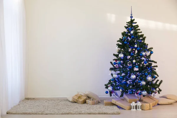 Árvore de Natal no dia de Natal em uma sala branca com presentes — Fotografia de Stock