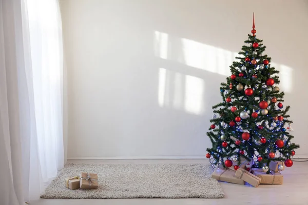 Albero di Natale in una stanza bianca per Natale con regali — Foto Stock