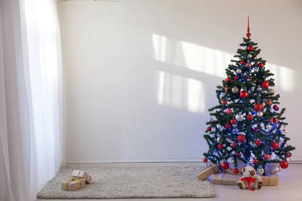 Julgran i ett vitt rum till jul med gåvor — Stockfoto