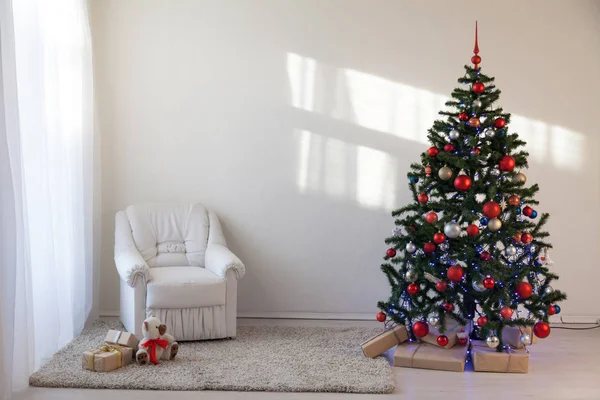 Árvore de Natal em uma sala branca para o Natal com presentes — Fotografia de Stock