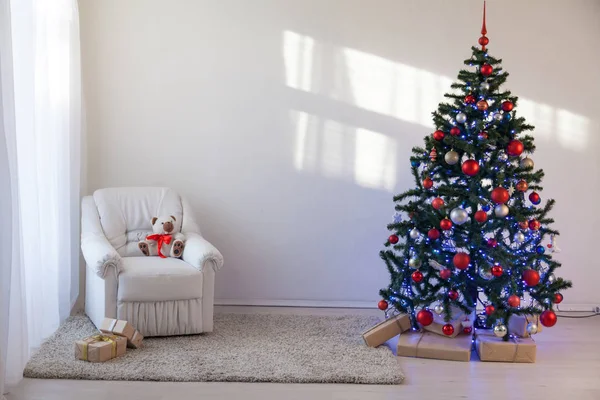 Albero di Natale in una stanza bianca per Natale con regali — Foto Stock