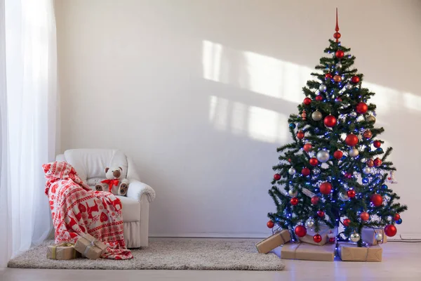 Arbre de Noël dans une chambre blanche pour Noël avec des cadeaux — Photo