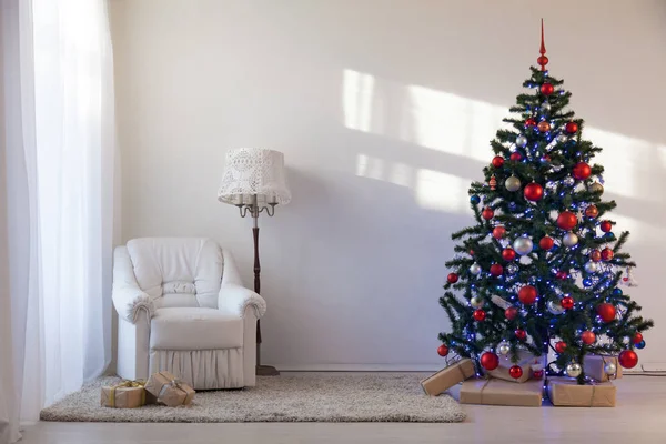 Árbol de Navidad con regalos de Navidad en White Hall en Navidad —  Fotos de Stock