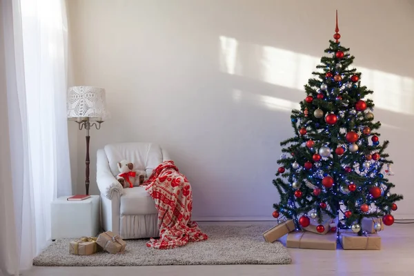 在白厅对圣诞节圣诞礼物的圣诞树 — 图库照片