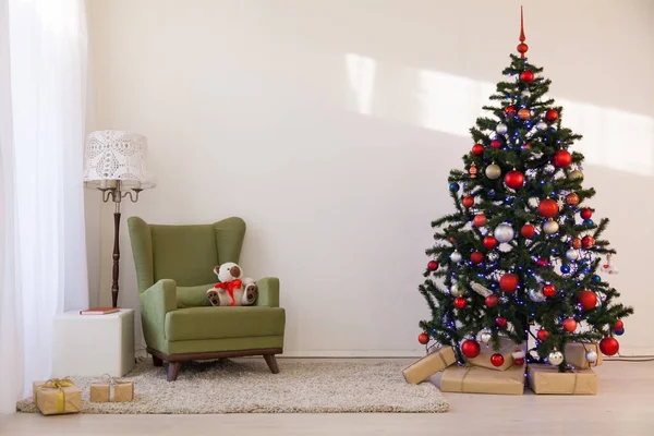 Árvore de Natal em um quarto branco em Eva de Ano Novo — Fotografia de Stock