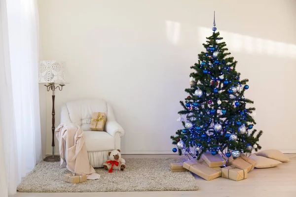 在明亮的房间里新年礼物的圣诞树 — 图库照片