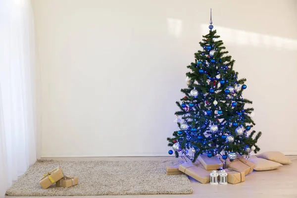 Árvore de Natal no dia de Natal em uma sala branca com presentes — Fotografia de Stock