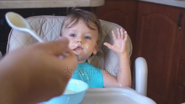 Petit garçon papa nourrit le porridge pour le petit déjeuner — Video