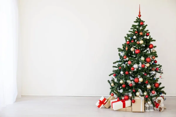 Árbol de Navidad con regalos rojos en la habitación blanca Navidad —  Fotos de Stock