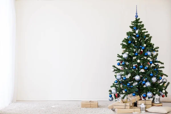 Weihnachtsbaum mit blauem in einem weißen Raum mit Spielzeug für Weihnachten — Stockfoto