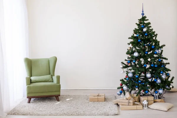 Decorazione albero di Natale in camera bianca — Foto Stock